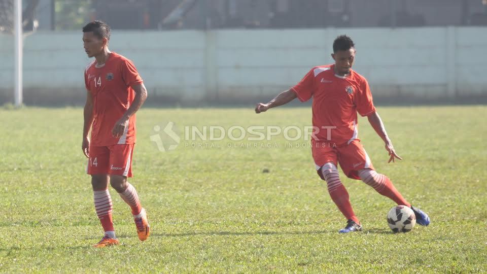 Pemain belakang Persija Jakarta, Maman Abdurahman (kanan) melakukan tendangan untuk memberikan umpan lambung.